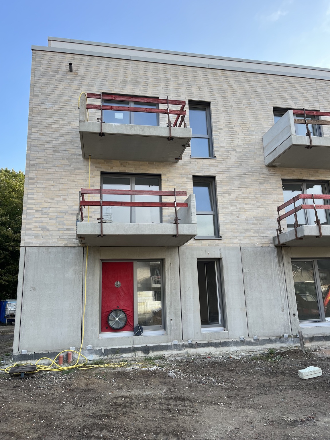 nass-blowerdoor-fenster-baustelle-aussenansicht-balkon